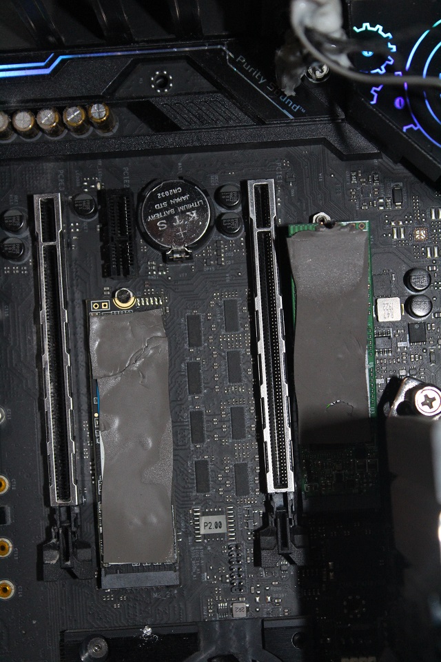 underneath the heatsink you can see the NVMEs.